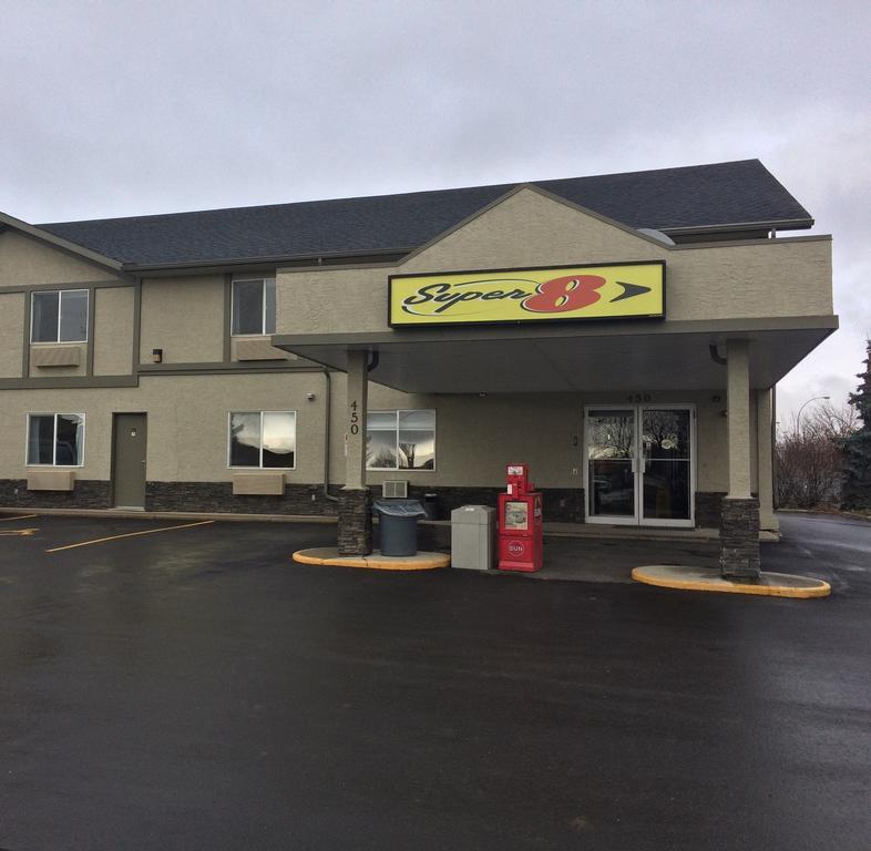 Super 8 By Wyndham Strathmore Exterior photo